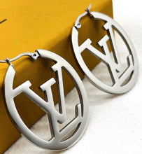 Load image into Gallery viewer, Oval med sized Earrings
