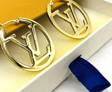 Load image into Gallery viewer, Oval med sized Earrings
